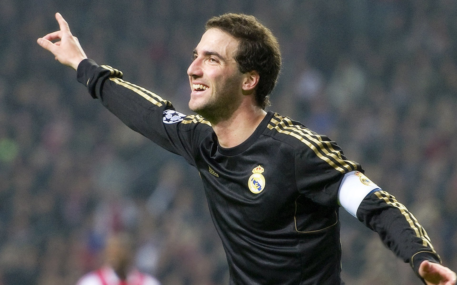 利物浦关键战取胜,红军重返榜首行列,利物浦红军和中国红军